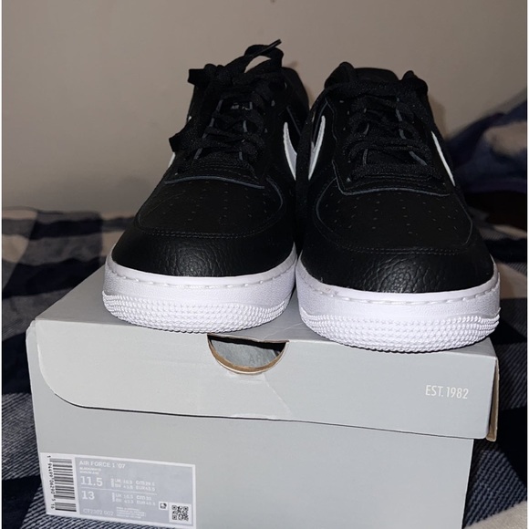 NIKE AIR FORCE 1 it’s a size 11.5 in men’s and a size 13 in women’s it’s new. - Picture 7 of 8